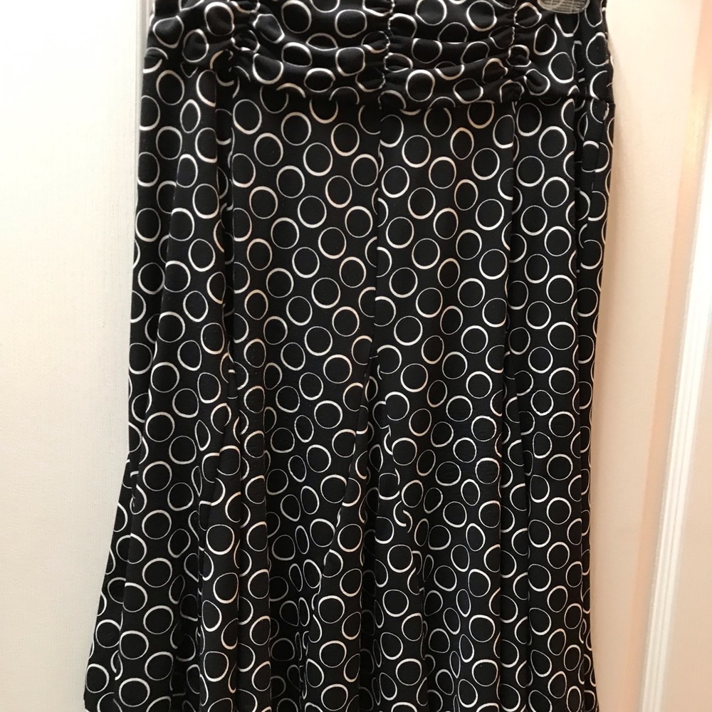 Apt 9 Black Skirt/ White print. Size M. Pretty and flowy